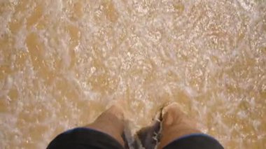 Çıplak Ayaklar Yumuşak, Altın Kum 'un Tadını Çıkarın Okyanus Dalgaları Yuvarlanırken Huzurlu Sahil Deneyimini Vurguluyor.