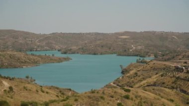 Hareket halindeki bir arabanın camından yakalanan geniş çaplı Mavi Göl Alanı..