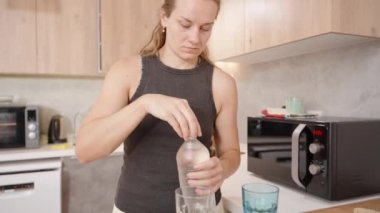 Bardaklara tazeleyici bir içecek dolduruyorum, Yemeklerle servis etmeye hazırım..