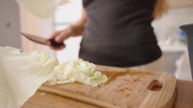 Sebzeleri hazırlamak, Taze Salata Yeşillerini dikkatlice kesmek.