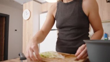 Taze İçindekiler, Besleyici Tarifler İçin Salata Yeşilleri Hazırlama.