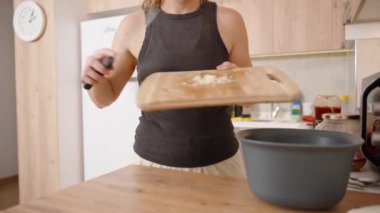 Salataya ızgara sarımsak eklemek, Tabağın lezzetini arttırmak.