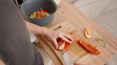 Kırmızı çan biberi doğramak, salataya çıtır çıtır ve lezzet katmak..