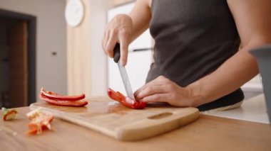 Taze Çan Biberi Hazırlanıyor, Genç Kadın Besleyici Yemek İçin Dilimliyor.