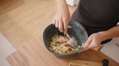 Salatayı Fırlatan Genç Kadın Lezzetli Bir Yemek İçin Lezzetli Tatları Harmanlıyor.