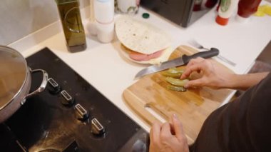 Fırının yanında turşu kesiyorum, onları lezzetli bir sandviçe eklemeye hazırım..