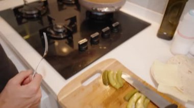 Tavada Sosis Dilimleri Kızartan Genç Kadın, Lezzetli Bir Tabak Hazırlıyor.