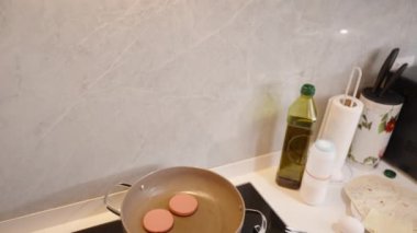 Tavaya sosisli yumurta kırmak, nefis bir kahvaltı hazırlamak..