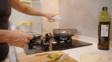 Tuzlu yumurta ve sosis, Genç Kadın Peynir Eklemeye Hazırlanıyor.