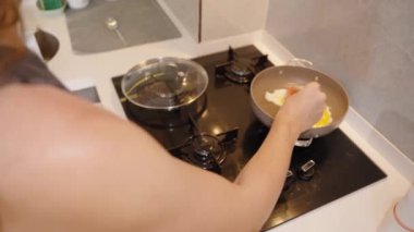 Bir yumurta daha kırar, sosisle tavaya kırar, içten bir kahvaltı hazırlar..