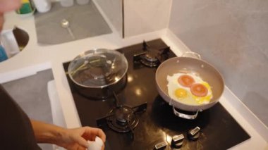 Pan 'da İçindekileri Karıştırmak, Eksiksiz Tabak İçin Daha Fazla Eklemeye Hazır Yumurta Tutmak.