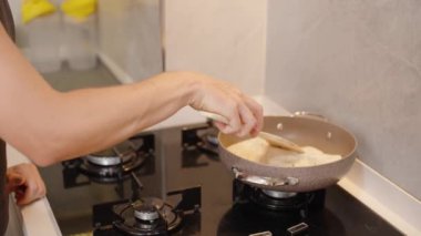 Yumurta ve sosis karışımını karıştırmak, hatta yemek pişirmeyi garantilemek..