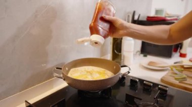 Pan 'a Ketçap Eklemek, Ekstra Lezzetli Kahvaltı Paketini Geliştirmek.