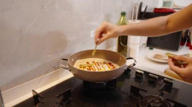 Karışıma turşu ekleniyor, Tortilla 'yı lezzetli bir yemek için paketlemeye hazırlanıyor.