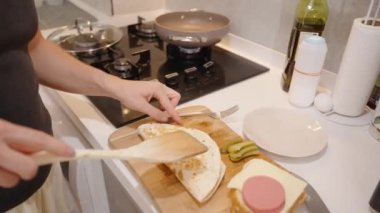 Tortilla ambalajını bir Spatula ile katlıyorum, başka bir paket pişirmeye hazırlanıyorum..