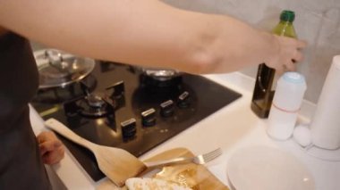 Tavaya daha fazla sosis eklemek, bir sonraki paketi pişirmeye hazırlanmak..