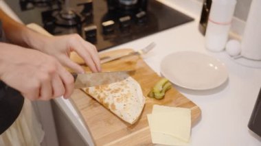 Tortilla paketini dilimlemek, Lezzetli yemeği servis etmeye hazırlanmak..