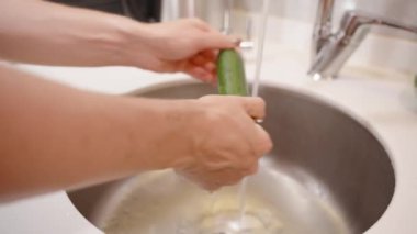 Salatalığı iyice durulamak, Çıtır Salata 'ya eklemeye hazır olmak.