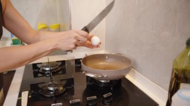 Isıtmalı tavaya yumurta kırmak, Taze yemek pişirmeye başlamak..