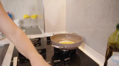 Pişirme yumurtasına bir tutam tuz eklemek, lezzetini arttırmak..