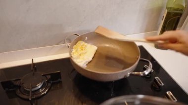 Yumurtayı bir Spatula ile çevirip, eşit derecede pişmesini sağlamak..