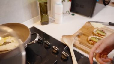 Sandviçe kızarmış yumurta eklemek için Spatula kullanmak, Yürekli Menüyü tamamlamak..