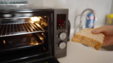 Pürüzsüz bir muz püresi yaratan Genç Kadın, Tarifi İçin İçindekileri Hazırlıyor.