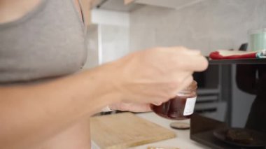 Muz karışımına zeytinyağı döküp, içindekileri karıştırmaya hazırlanıyor..