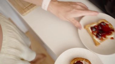 Muz ve zeytinyağı karışımını çırpmak, Pürüzsüz bir vurucu yaratmak.