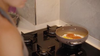 Tavaya Peynir Dilimleri Eklemek, Erimiş ve Lezzetli Bir Tabak Hazırlamaya Başlamak.