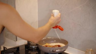 Tortilla ve yumurta karışımına ketçap sıkmak, Keskin bir lezzet eklemek.