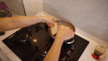 Sosis ve Ekmek Dilimleri Tavaya yerleştiriliyor, Lezzetli Sandviç 'e hazırlanıyor.