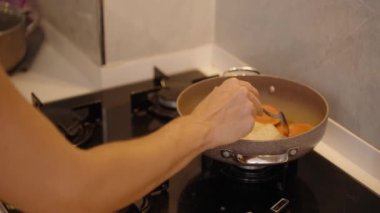 Ekmek dilimlerini çatalla çevirme, Eşit Yemek Pişirme ve Mükemmel Tost Sağlama.