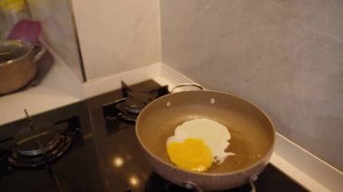 Tavada yumurta pişirmek, Lezzet için bir tutam tuz eklemek..