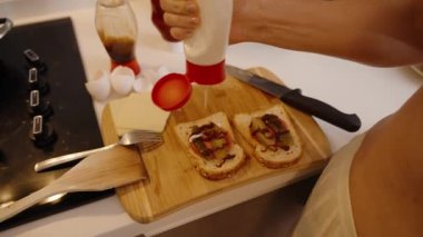 Ekmek dilimlerine sos sıkmak, sandviçe keskin bir dokunuş eklemek..