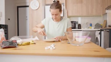 Muz püresini karıştırma kasesine eklemek, İçindekileri birleştirmeye hazırlamak.