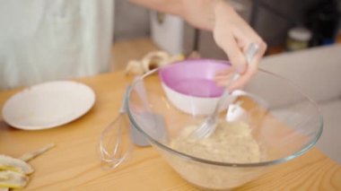 Cam kasede muz püresi karıştırmak, Üs 'ü Tarife Hazırlamak.