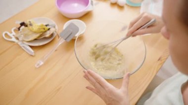 İçindekileri çırpıcıyla iyice karıştırmak, Üniformalı Vurucu 'yu garantilemek.