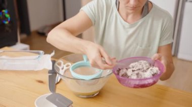 Kuru bileşenleri muz karışımına eklemek, Islak ve Kuru Bileşenleri birleştirmek.