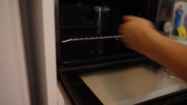 Fırının sıcaklığını ayarlıyorum, Lezzetli bir ikram hazırlıyorum..