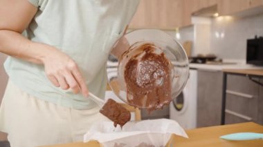 Pürüzsüz Çikolata Tabağını Hazırlanmış Fırın Tabağına döküyorum, Pişirmeye Hazır.