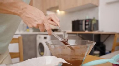 Bovling sahasındaki her vurucuyu dikkatlice kazıyarak hiçbir şeyin ziyan edilmemesini sağlıyorum..