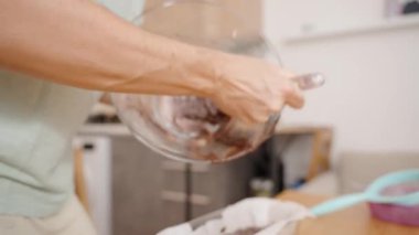 Hamurcunun son parçalarını katlanmış fırın çanağına kazımak, geride hiçbir lezzetin kalmadığından emin olmak..