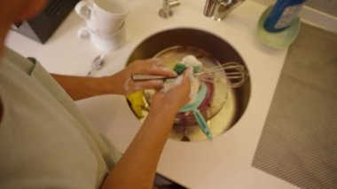 Vurucuyla kaplanmış bir çırpıcıyı temizlemek, her parçanın artığından arındığından emin olmak..