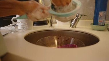 Karıştırma kabını fırçalamak, Çikolata Vurucuyu Yanlara yapıştırmak.