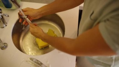 Bıçağı dikkatlice yıkamak, tüm yemek ve sabun izlerini yok etmek..