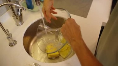 Bir cam kaseyi durulamak, Bir sonraki aşçılık görevi için hazırlamak.