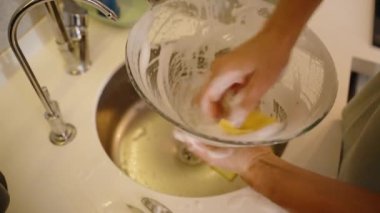 Büyük bir cam kaseyi fırçalamak, çikolatadan tamamen uzak olduğundan emin olmak..