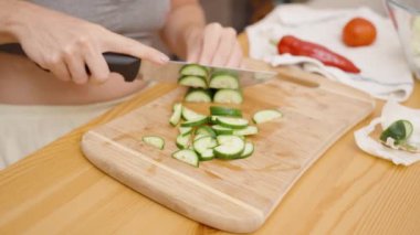 Mükemmel Dengelenmiş Salata Karışımı İçin Salatalıkları İnce, Üniformalı Parçalara Dilimlemek.