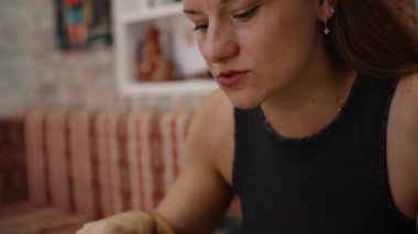 Yemeklere daldırılmış, leziz bir patlıcan ısırığı almış..